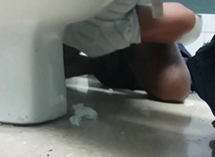 Chico mamando en WC de terminal / Guy engulfing and jerking off